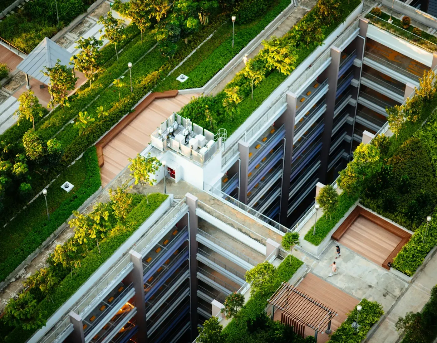 Vista aérea de una azotea con jardines y andadores entre torres residenciales